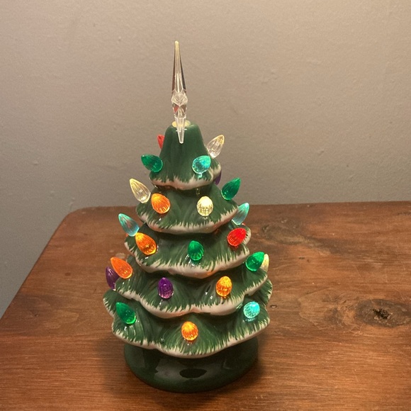 NWT 9” Green & White Snow- LED Light Up Ceramic Tree 🎄 Decoration w/ 30 Bulbs - Picture 5 of 17